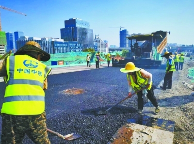 建設者上“蒸”下“烤”保施工進度