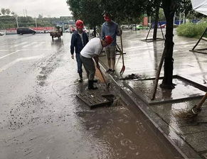 市政工程管理處積極疏導(dǎo)排水系統(tǒng)應(yīng)對(duì)強(qiáng)降雨